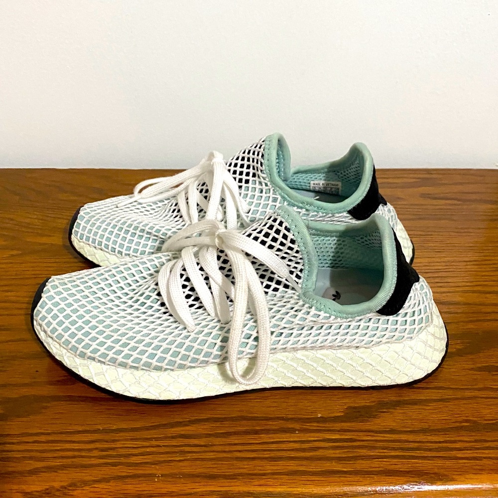 Adidas Deerupt running shoes. Size 6.